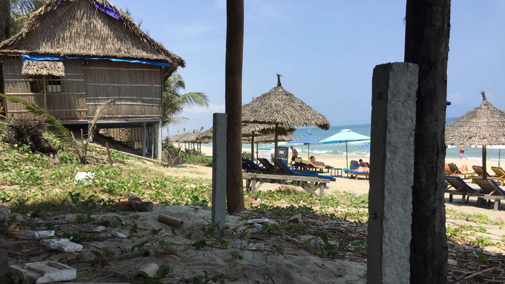 Bãi biển An Bàng, Hội An bị xâu xé: Chính quyền phường buông tay - Ảnh 1.