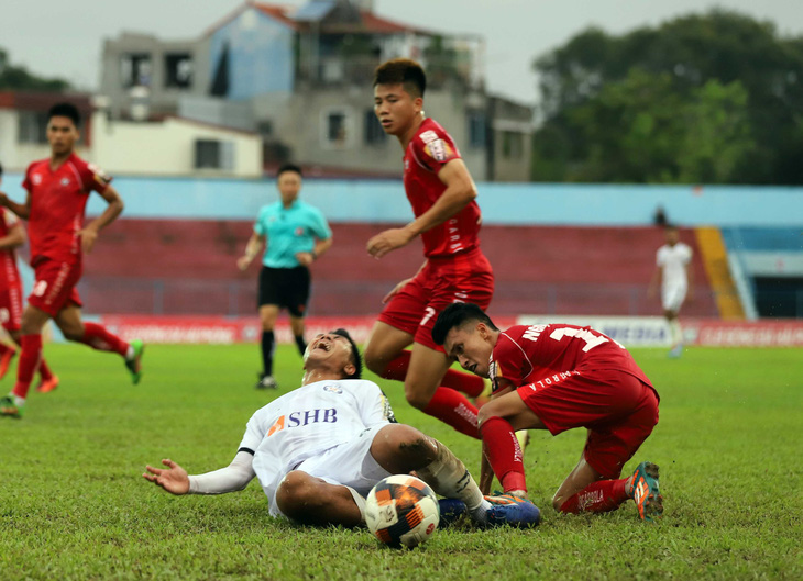 Cầu thủ hư tại ông bầu  - Ảnh 1.