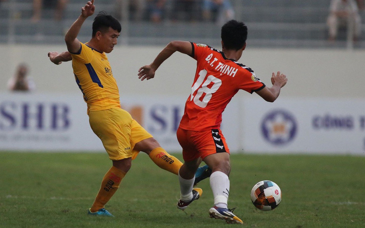 2 hậu vệ SHB Đà Nẵng tặng bàn thắng cho SLNA