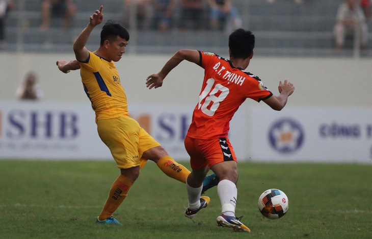 2 hậu vệ SHB Đà Nẵng tặng bàn thắng cho SLNA - Ảnh 1.