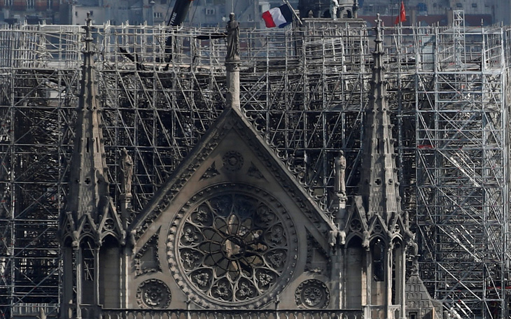 Nhà thờ Đức Bà Paris cháy do chập điện?