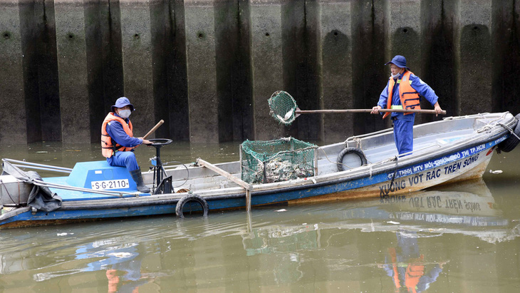 Bắt bớt cá vì kênh Nhiêu Lộc - Thị Nghè chứa không nổi - Ảnh 1.