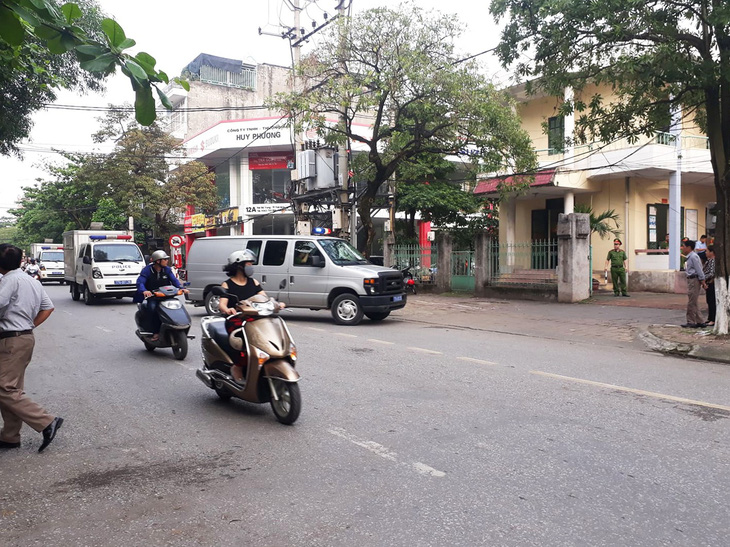 Đang xét xử nguyên phó Phòng cảnh sát kinh tế xâm hại tình dục tập thể nữ sinh - Ảnh 1.