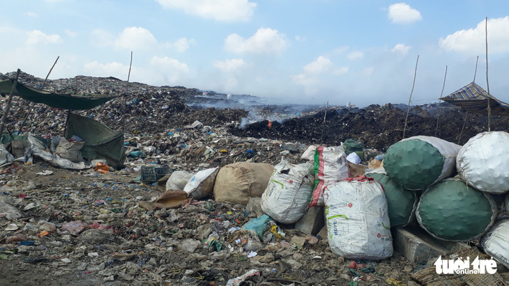 Bãi rác ‘khủng’ ở Tiền Giang cháy 3 ngày chưa dập tắt hoàn toàn - Ảnh 3.