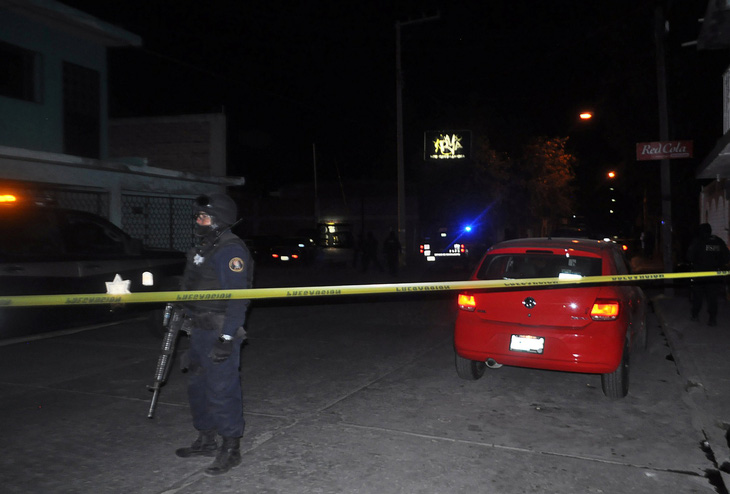 Các tay súng bắn chết 13 người vô tội trong quán bar ở Mexico - Ảnh 1.