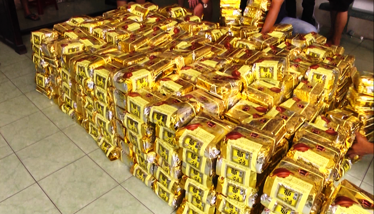 Cận cảnh Công an TP.HCM bắt hơn 1,1 tấn ma túy ngụy trang trong loa thùng - Ảnh 10.