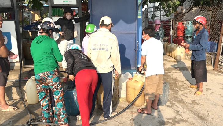 Lo cạn kiệt xăng dầu, dân đảo Lý Sơn nháo nhào mua dự trữ - Ảnh 3.