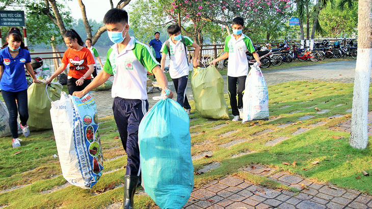 ban tre vot rac tai ben tau tren song ben tre 4(read-only)