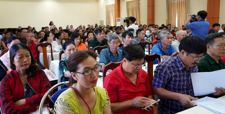 Mua đất chưa được giao, người dân cảnh báo kéo đến trụ sở công ty ở - Ảnh 1.