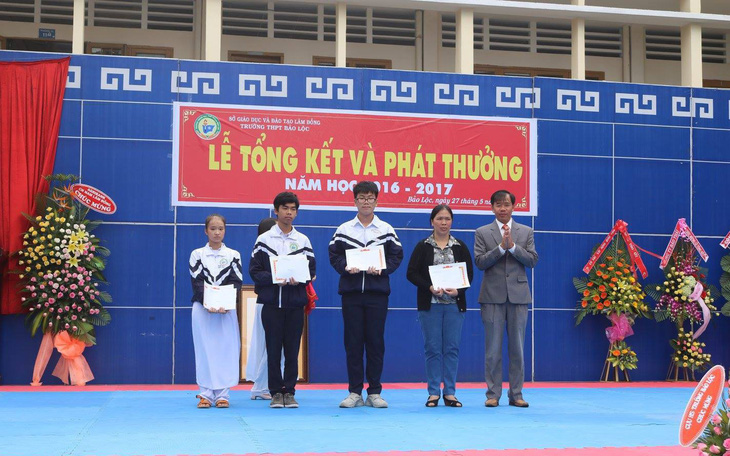 Nhận phần thưởng thay con, bà mẹ bán vé số "mắc cỡ nhưng vì con tôi hi sinh hết"