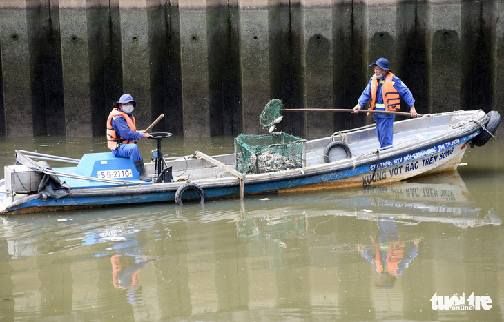 TP.HCM chỉ đạo giảm đàn để phòng cá chết ở kênh Nhiêu Lộc - Thị Nghè - Ảnh 1.