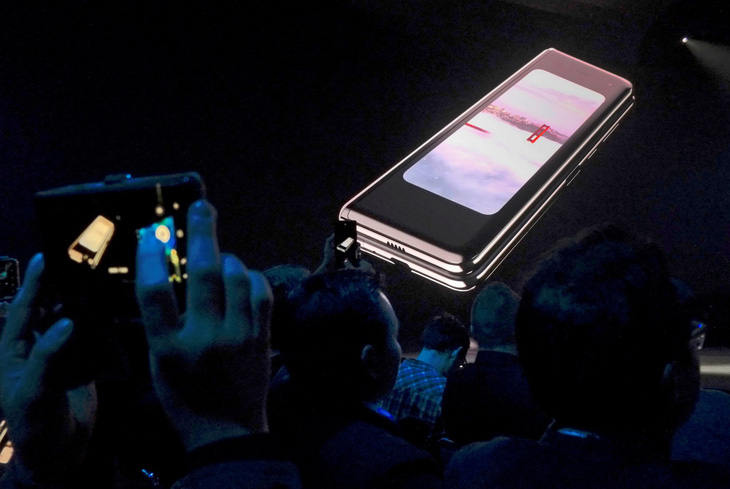 Samsung hoãn ra mắt Galaxy Fold gập màn hình tại Trung Quốc - Ảnh 1.