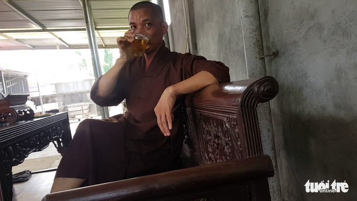 Sư trụ trì cầm ly bia nói về việc thả chó cắn nát mặt Phật tử - Ảnh 4.