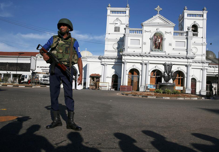 Du khách tháo chạy khỏi Sri Lanka sau loạt đánh bom 290 người chết - Ảnh 1.
