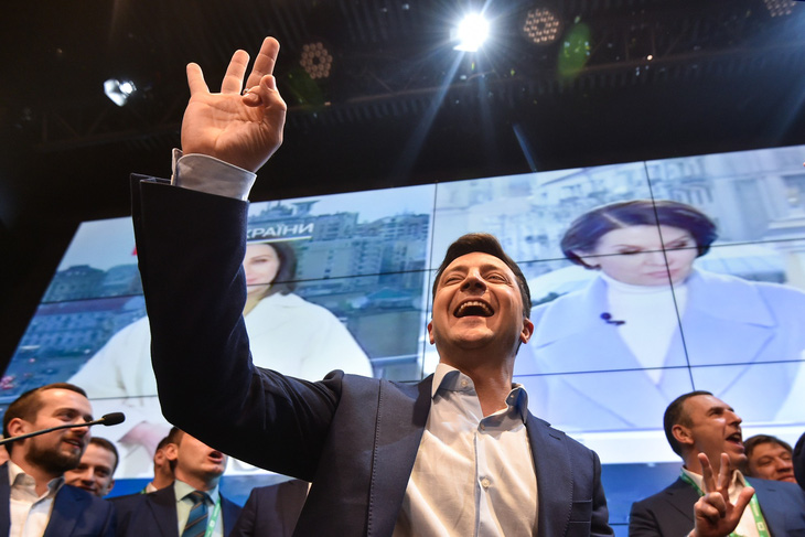 Diễn viên hài từng đóng vai tổng thống sẽ trở thành tổng thống Ukraine - Ảnh 1.