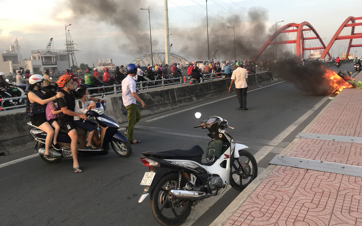 Xe máy bốc cháy ngùn ngụt trên cầu Bình Lợi