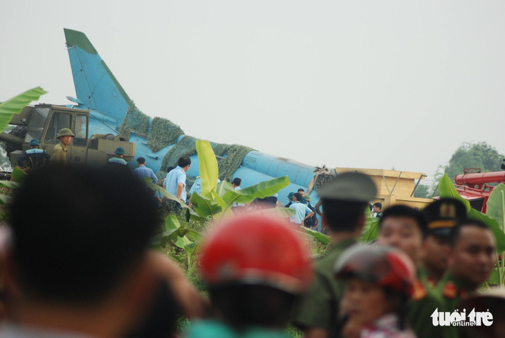 Máy bay tiêm kích bom SU 22 hạ cánh tông tường rào ở Yên Bái - Ảnh 5.