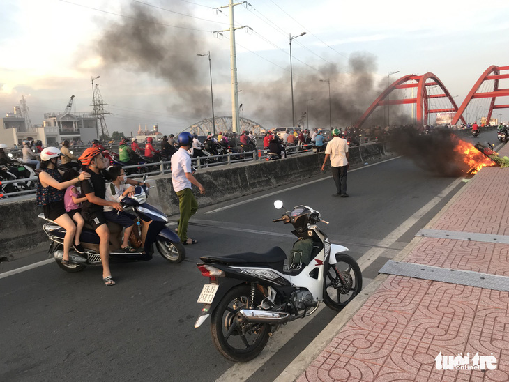 Xe máy bốc cháy ngùn ngụt trên cầu Bình Lợi - Ảnh 2.