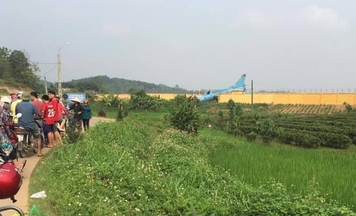 Máy bay tiêm kích bom SU 22 hạ cánh tông tường rào ở Yên Bái - Ảnh 2.