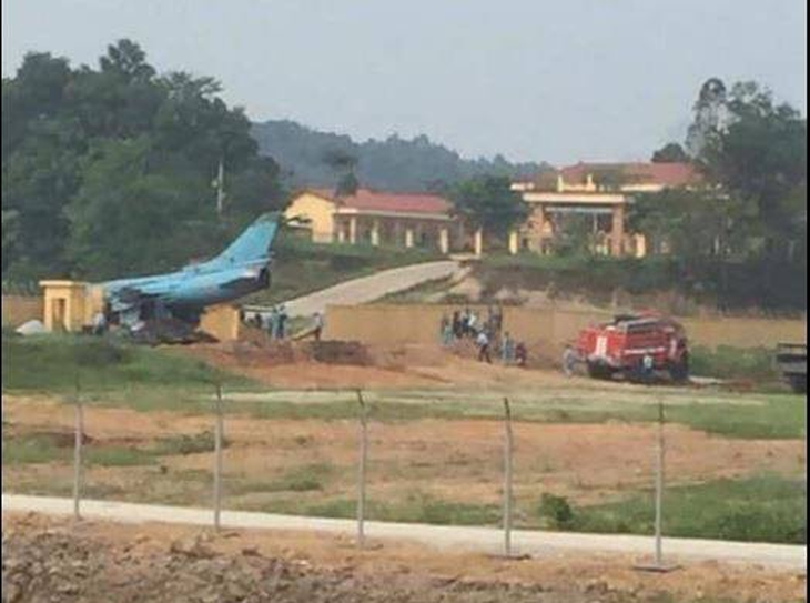 Máy bay tiêm kích bom SU 22 hạ cánh tông tường rào ở Yên Bái - Ảnh 1.