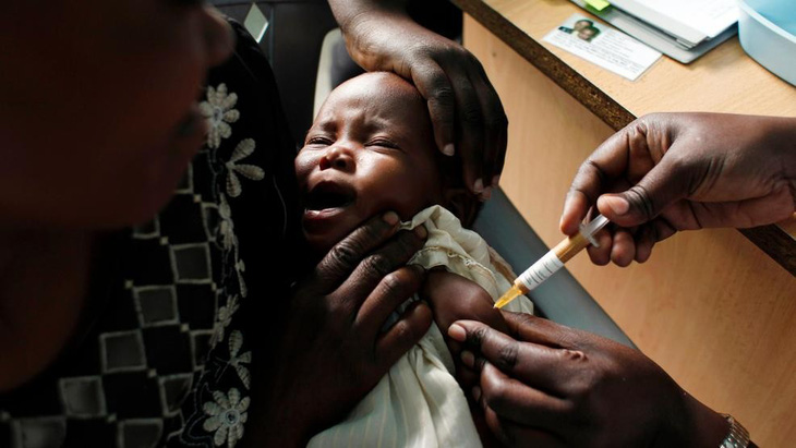 360.000 trẻ em châu Phi được tiêm vaccine sốt rét đầu tiên trên thế giới - Ảnh 1.