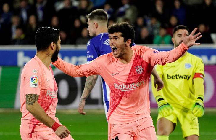 Suarez tỏa sáng, Barcelona chạm tay vào chức vô địch - Ảnh 1.