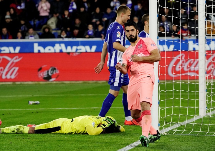 Suarez tỏa sáng, Barcelona chạm tay vào chức vô địch - Ảnh 2.