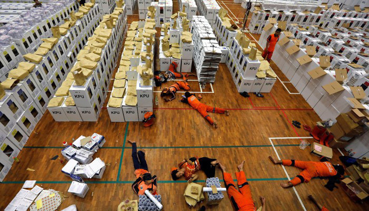 Thực hư vụ 92 người kiệt sức chết do kiểm phiếu bầu ở Indonesia - Ảnh 2.