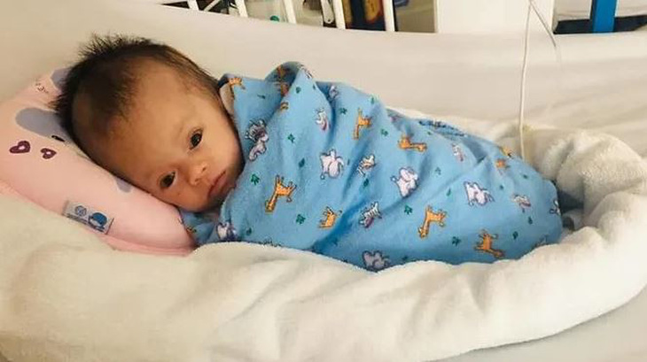 Em bé bị treo trên cây ở Việt Nam hồi phục kỳ diệu ở Bệnh viện Singapore - Ảnh 2.