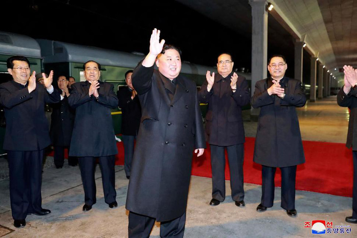 Ông Kim Jong Un đã đến Nga, được chào đón với hoa, bánh mì, và muối - Ảnh 3.