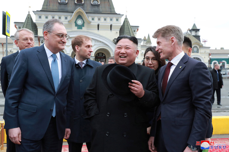 Tổng thống Putin và Chủ tịch Kim Jong Un bước vào hội đàm kín - Ảnh 3.