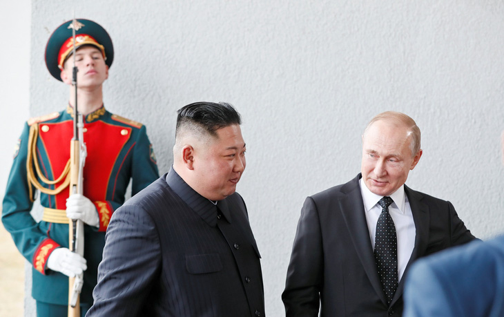 Tổng thống Putin và Chủ tịch Kim Jong Un bước vào hội đàm kín - Ảnh 1.