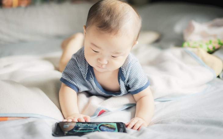 WHO lần đầu tiên khuyến cáo không cho trẻ dưới 1 tuổi xem điện thoại