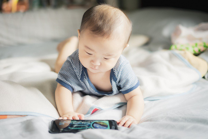 WHO lần đầu tiên khuyến cáo không cho trẻ dưới 1 tuổi xem điện thoại - Ảnh 1.