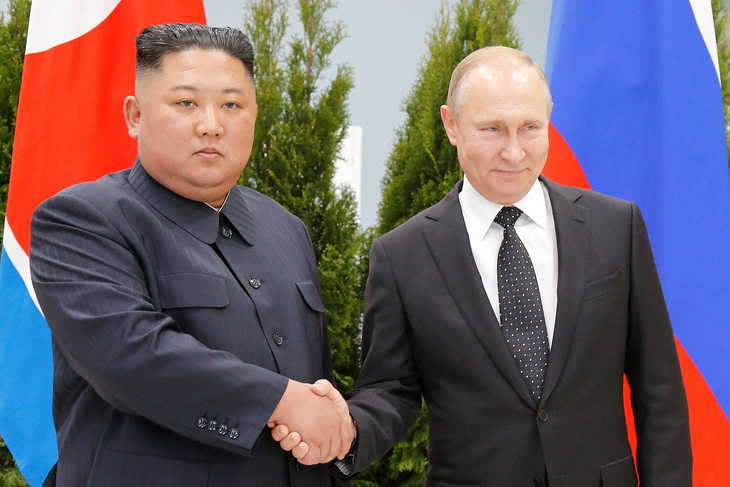 Tổng thống Putin và Chủ tịch Kim Jong Un bước vào hội đàm kín - Ảnh 2.