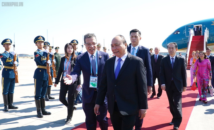 Thủ tướng đến Bắc Kinh, bắt đầu chuyến tham dự Diễn đàn Vành đai và Con đường - Ảnh 1.