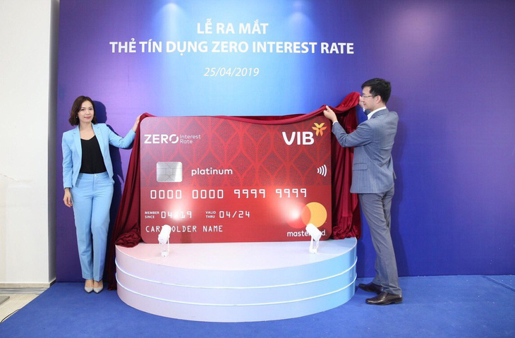 Lần đầu tiên tại Việt Nam, thẻ tín dụng miễn lãi trọn đời - Ảnh 1.