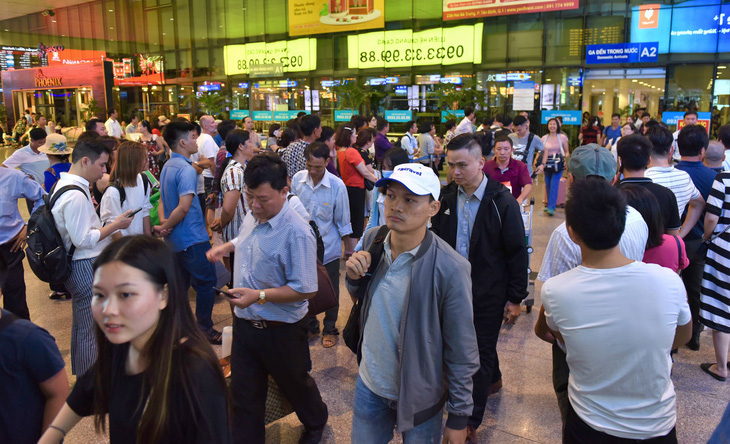 Nhiều hành khách lỡ chuyến bay do kẹt xe ở sân bay Tân Sơn Nhất - Ảnh 4.