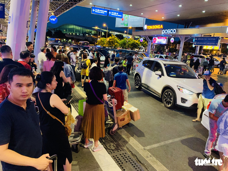 Nhiều hành khách lỡ chuyến bay do kẹt xe ở sân bay Tân Sơn Nhất - Ảnh 3.