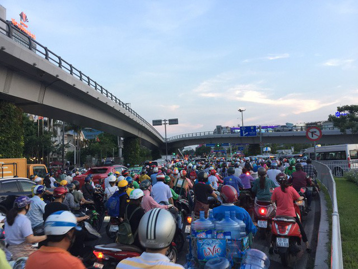 Nhiều hành khách lỡ chuyến bay do kẹt xe ở sân bay Tân Sơn Nhất - Ảnh 5.