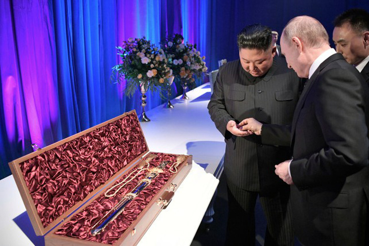 Ông Putin mua thanh bảo kiếm từ ông Kim Jong Un giá 1 đồng xu - Ảnh 2.