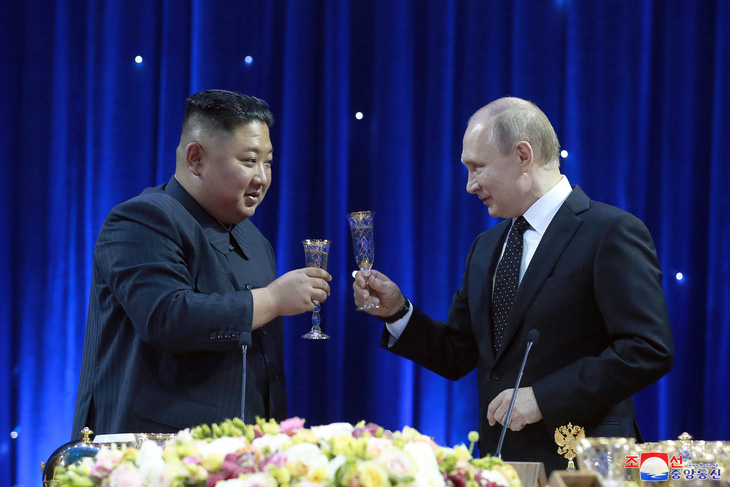 Gặp ông Putin, ông Kim nói Mỹ hai mặt - Ảnh 1.