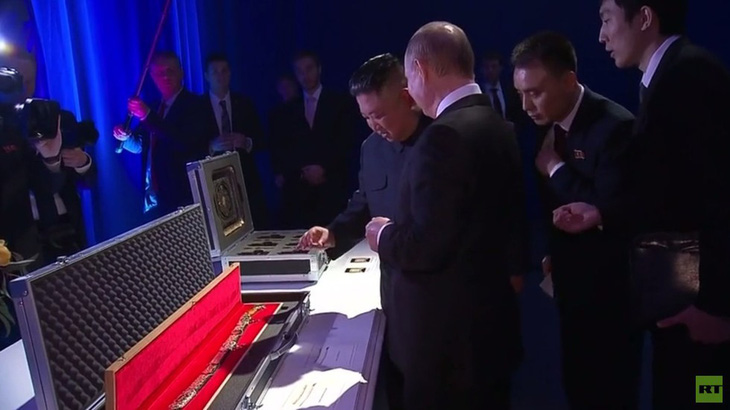 Ông Putin mua thanh bảo kiếm từ ông Kim Jong Un giá 1 đồng xu - Ảnh 3.