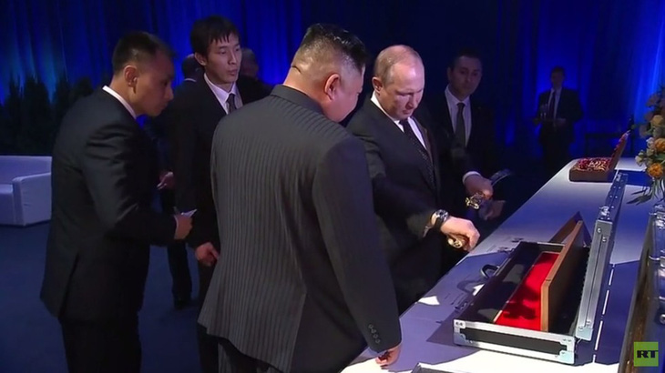 Ông Putin mua thanh bảo kiếm từ ông Kim Jong Un giá 1 đồng xu - Ảnh 4.