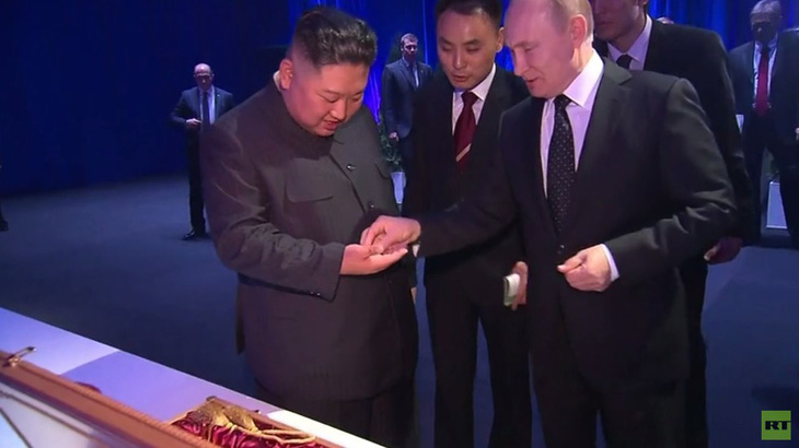 Ông Putin mua thanh bảo kiếm từ ông Kim Jong Un giá 1 đồng xu - Ảnh 5.