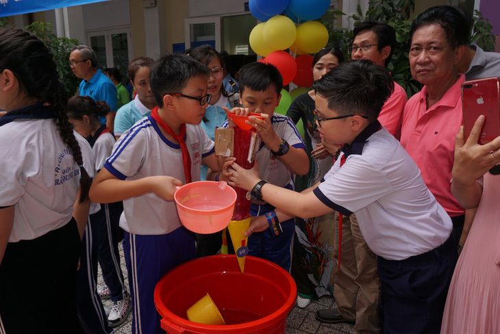 Học sinh tiểu học thích thú đua thuyền buồm, bắn tên lửa nước - Ảnh 5.