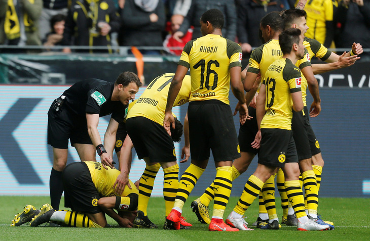 2 thẻ đỏ, 4 bàn thua, Dortmund rời xa chức vô địch - Ảnh 2.