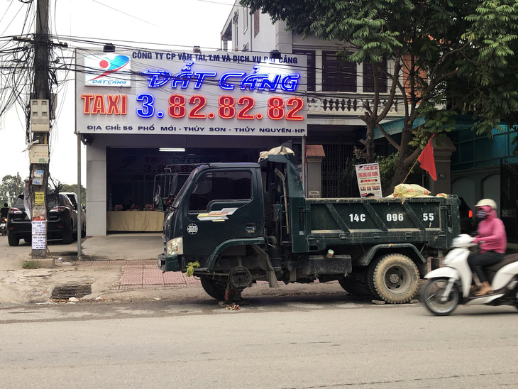 Nguyên xe tải phân gà đậu trước văn phòng taxi ngày khai trương - Ảnh 2.