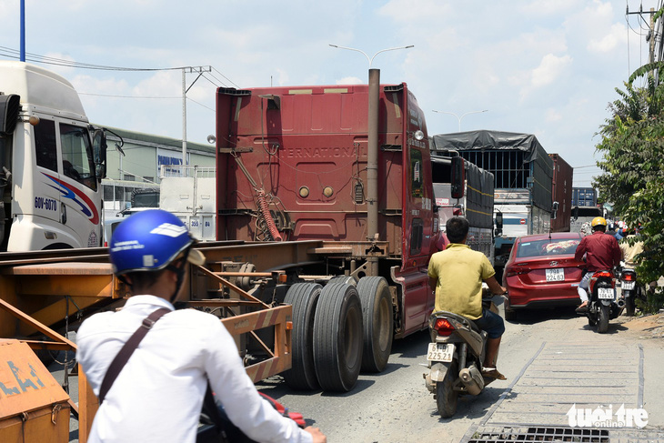 Kẹt xe liên tục dịp lễ đoạn từ TP.HCM qua Đồng Nai vì sửa chữa cầu - Ảnh 5.