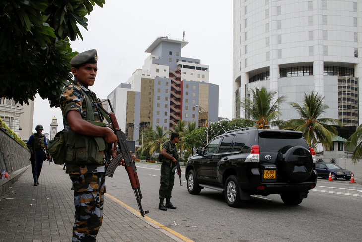Nghi can khủng bố Sri Lanka kích nổ bom khiến 15 người chết - Ảnh 1.